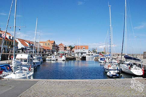Sommerliches Flair am kleinen Hafen von Allinge, Insel Bornholm, Dänemark
