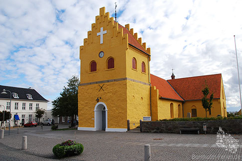 Die gelbe Allinge Kirche, Bornholm, Dänemark