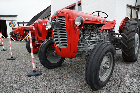 Traktoren im Automobilmuseum nahe Aakirkeby, Bornholm, Dänemark