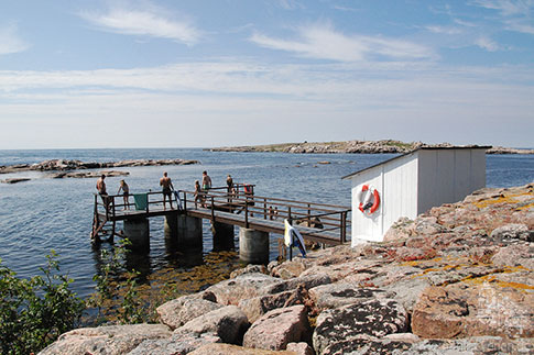 Der Badesteg von Frederiksø auf den Erbseninseln, Bornholm, Dänemark