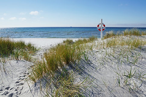 Weißer Sand und blaues Meer - Der Strand von Dueodde im Süden der Insel Bornholm, Dänemark