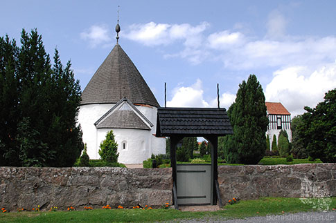 Eines der Eingangstore zur Rundkirche in Nyker, Bornholm, Dänemark