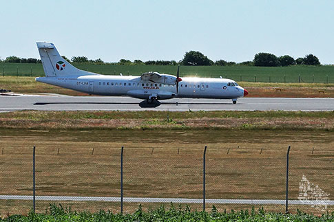 Landende Maschine der dänischen Fluggesellschaft DAT auf dem Rollfeld des Bornholmer Insel-Flughafens bei Rønne, Dänemark
