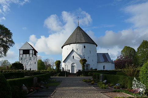 Auf dem Friedhofsgelände der Rundkirche von Nylars, Bornholm, Dänemark