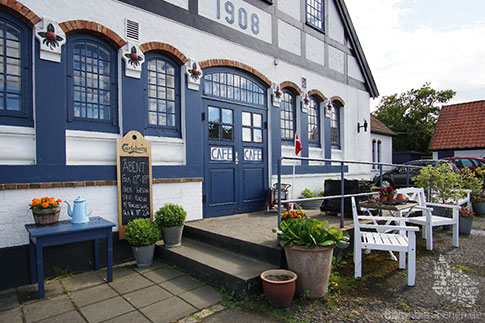 Fru Petersens Cafe, Fachwerkhaus, Ostermarie, Insel Bornholm, Daenemark