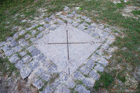 Granitplatte in der Wiese nahe Slusegård/ Dueodde, Insel Bornholm, Dänemark