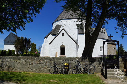 Die Rundkirche in Østerlars mit Glockenturm, Bornholm