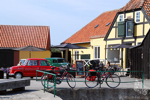 Sommer am Hafen von Gudhjem, Insel Bornholm, Dänemark