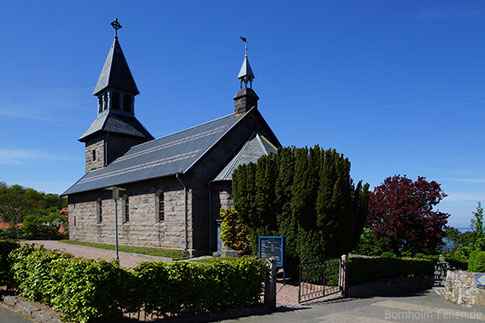 Die Gudhjem Kirche beherrscht die Silhouette des Ortes, Insel Bornholm, Dänemark