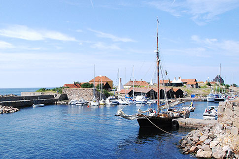 Historisches Segelboot im Hafen der Erbseninseln, Bornholm, Dänemark