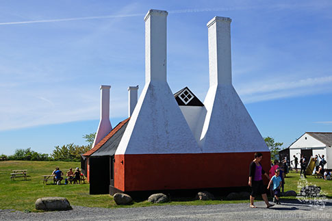 Die markanten Scharnsteine der Räucherei von Hasle, Insel Bornholm, Dänemark