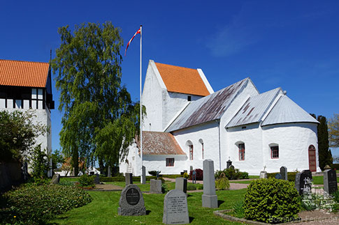 Die Ibs Kirke in Ibsker im Osten Bornholms, Dänemark