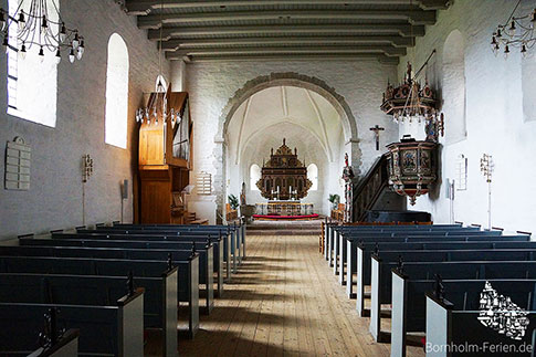 Der Innenraum der Aa Kirche mit Orgel, Altar und Kanzel, Bornholm, Dänemark