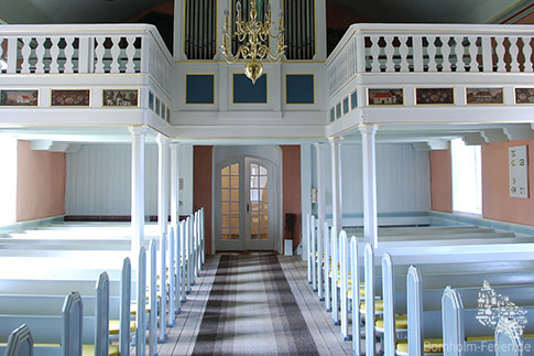 Innenraum der Allinge Kirche mit Leuchter und Orgel, Bornholm, Dänemark