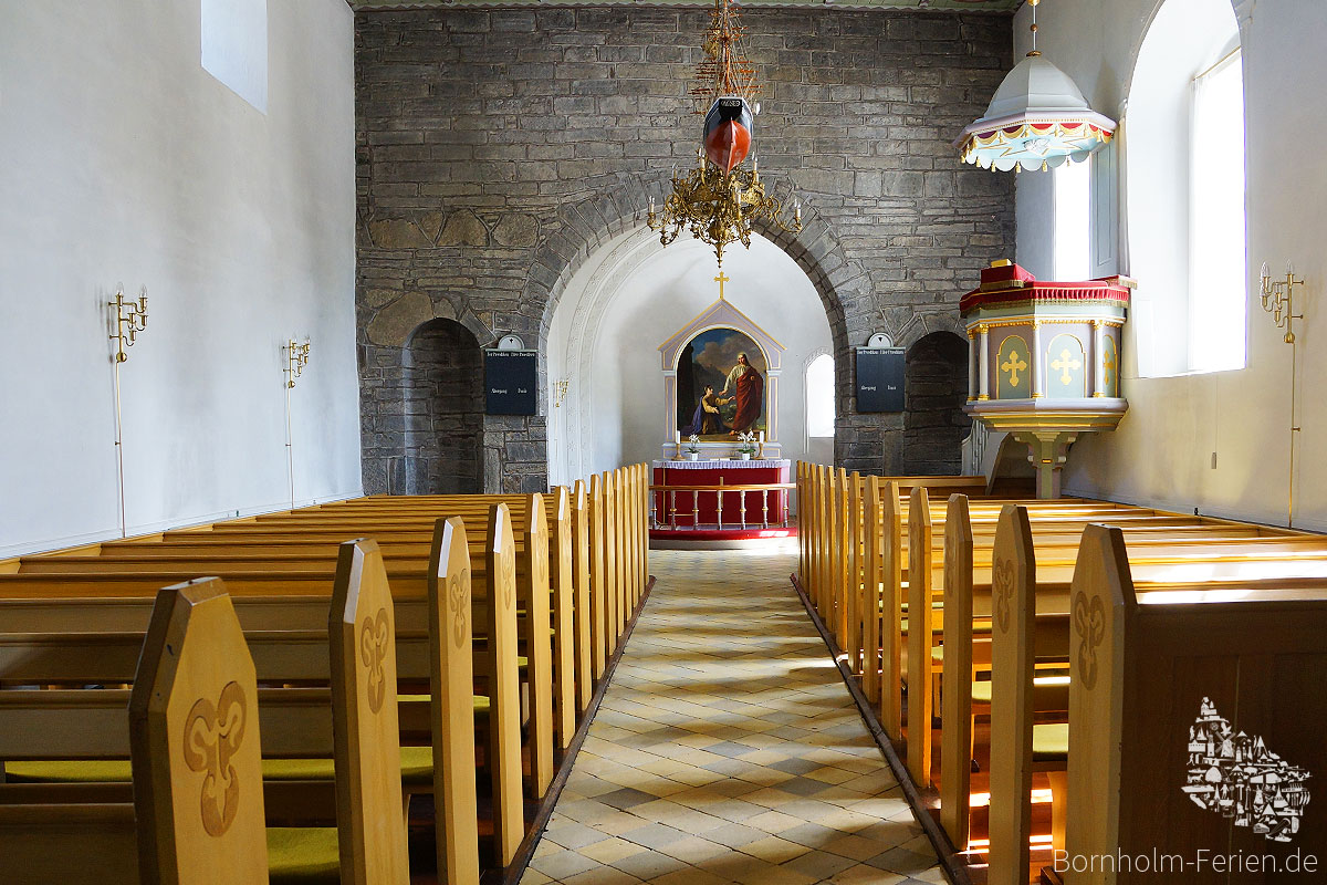 Der Innenraum mit Blick zum Altar der Sankt Peders Kirche in Pedersker auf Bornholm