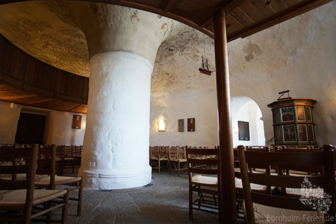 Der Innenraum der Rundkirche von Olsker mit der massiven Mittelsäule, Insel Bornholm, Daenemark