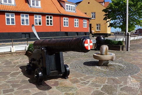 Historische Kanone vor dem Museum in Nexø, Insel Bornholm, Dänemark