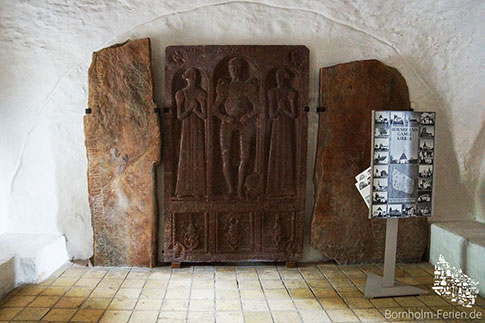 Die Kirchenvorhalle der Aa Kirche mit der Grabplatte und zwei Runensteinen, Bornholm, Dänemark