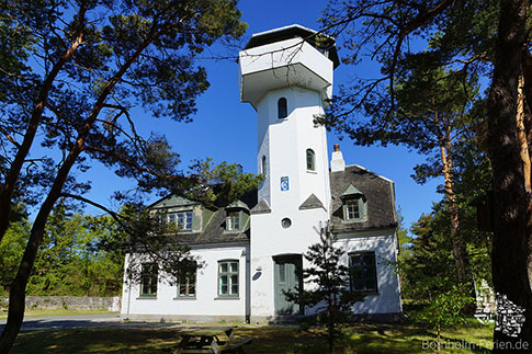 Der Leuchtturm Dueodde Süd steht versteckt im Kiefernwald, Bornholm