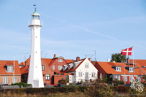 Der weisse Leuchtturm Roenne Bagfyr, Insel Bornholm, Daenemark