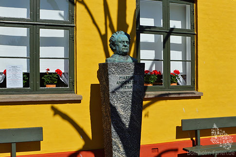 Bueste von Martin Andersen Nexoe vor dem Haus des Schriftstellers, Insel Bornholm, Daenemark