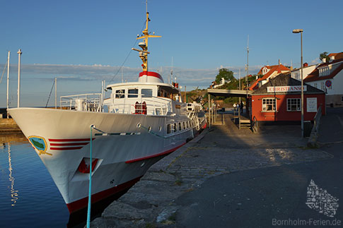 MS Ertholm im Hafen von Gudhjem, Bornholm, Dänemark