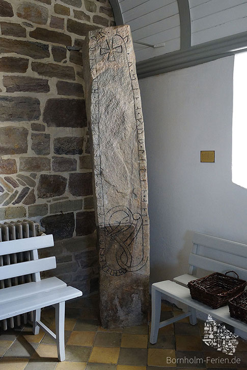 Runenstein in der Bodilskirke auf Bornholm, Dänemark