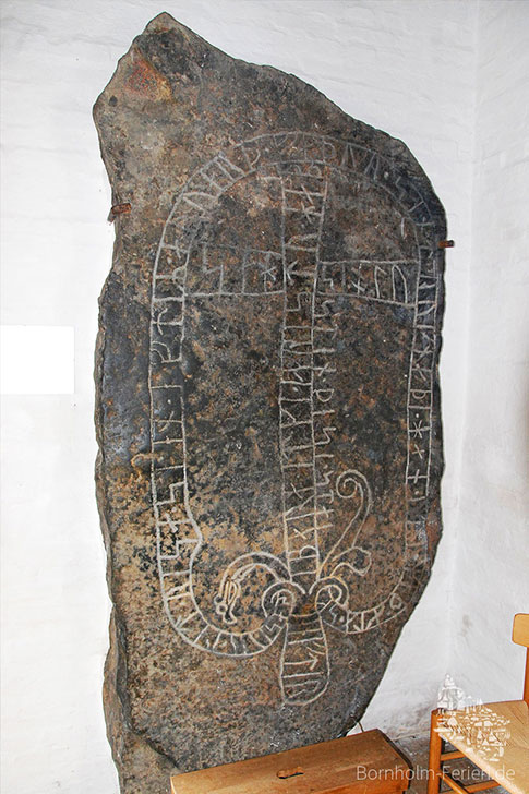 Runenstein in der Nylars Rundkirche auf Bornholm, Dänemark