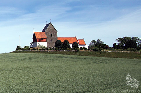 Die Rutskirche auf ihrem Kirchberg in Rutsker, Bornholm, Dänemark