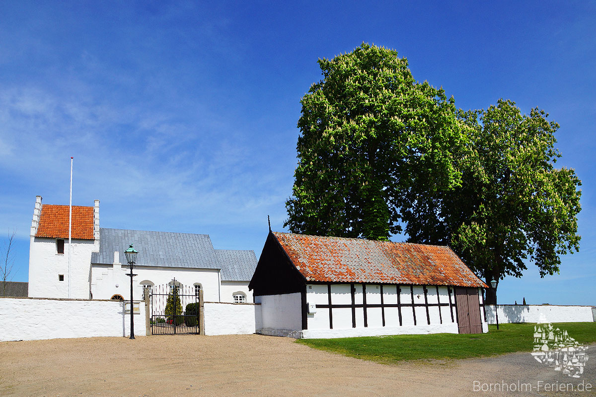 Die Sankt Peders Kirche südlich von Pedersker auf Bornholm
