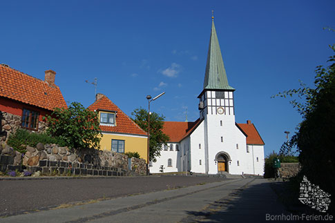 Die weiß gekalkte Nikolaikirche in Rønne, Bornholm, Dänemark