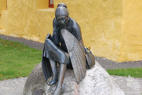 Skulptur von Arne Ranslet vor der Allinge Kirche, Bornholm, Dänemark