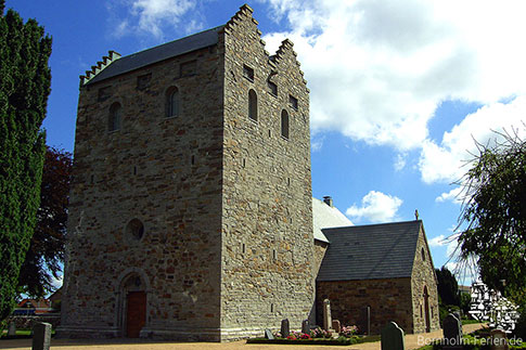 Der markante Turm der Aa Kirche in Aakirkeby, Bornholm, Dänemark