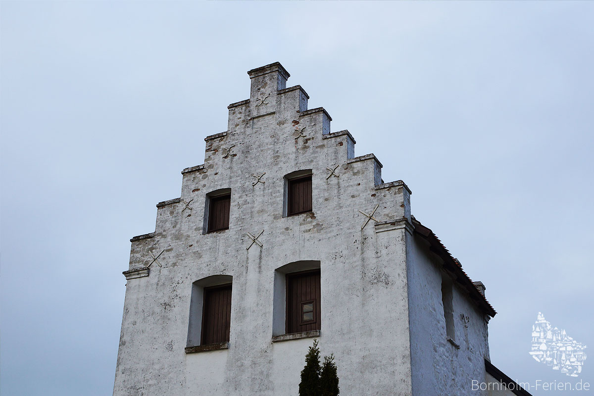 Der Turm der Sankt Peders Kirche mit Treppengiebel in Pedersker auf Bornholm