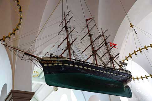 Das Votivschiff Dannebrog an der Decke der Nikolai Kirche, Bornholm, Dänemark